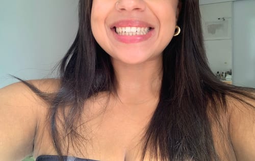 Amanda S. mostrando seu sorriso