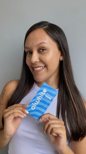 Denise V. segurando produto Oiwhite